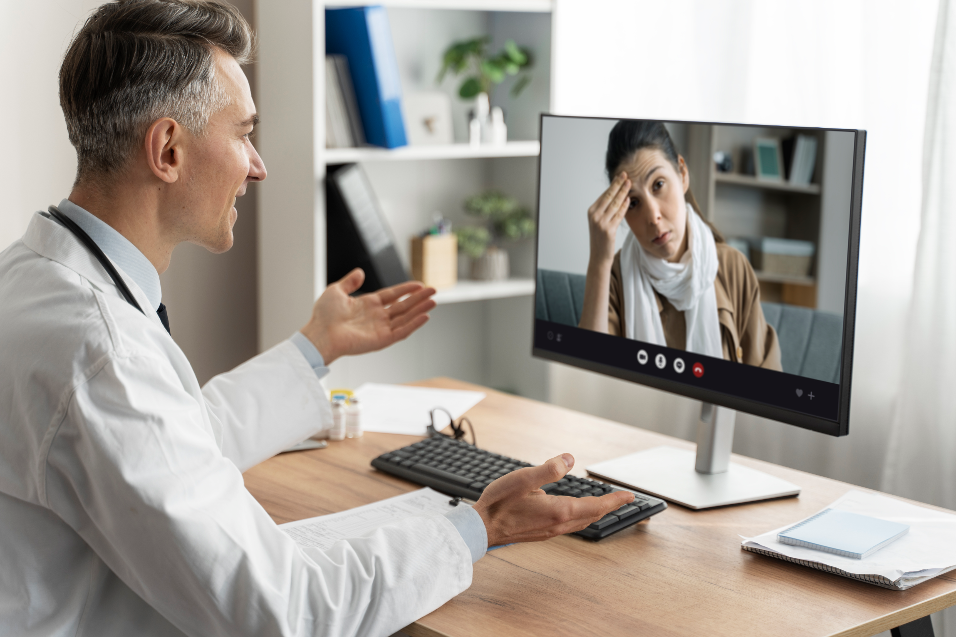 Docteur offrant une téléconsultation médicale depuis son cabinet