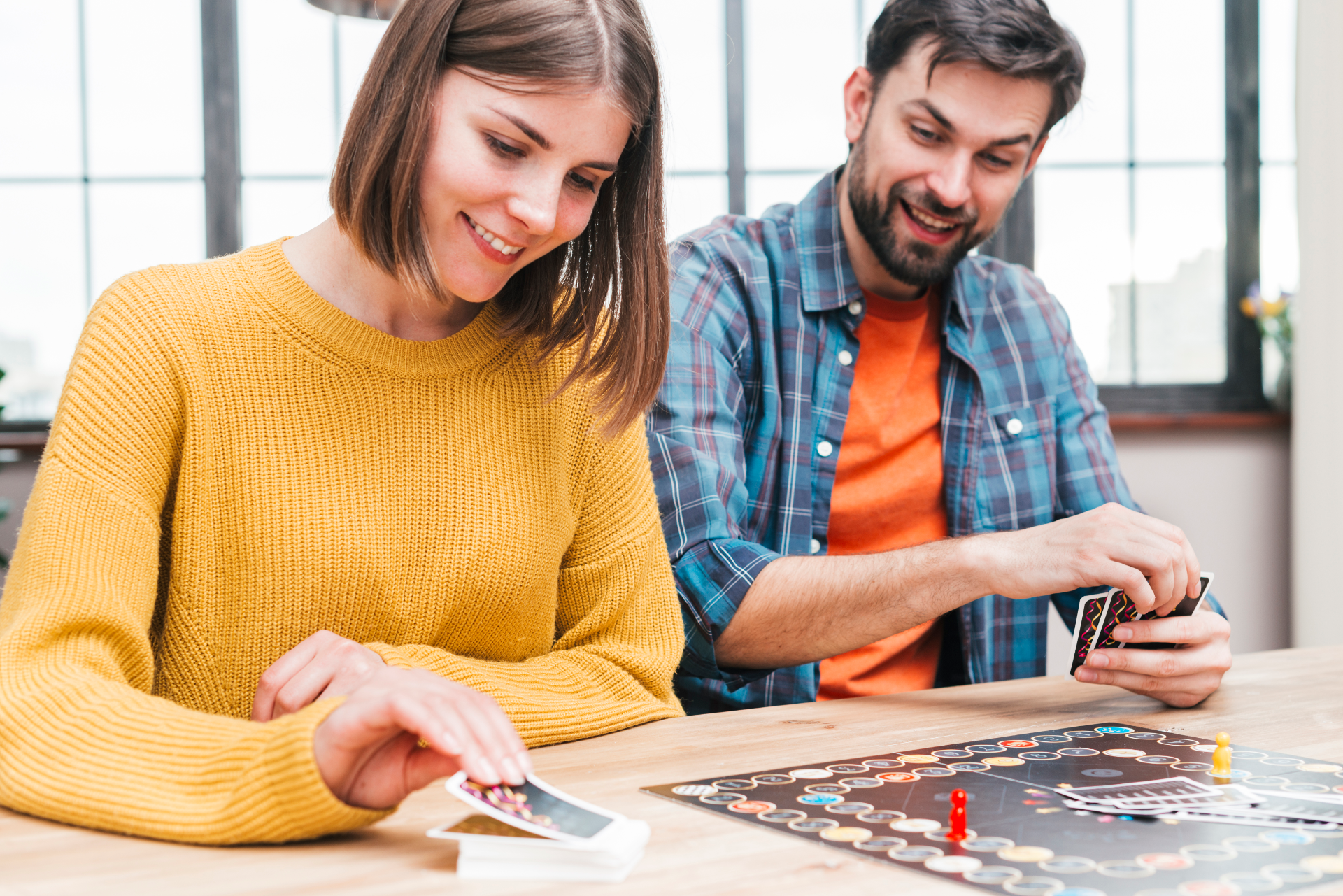 Un homme et une femme jouant à un jeu de société