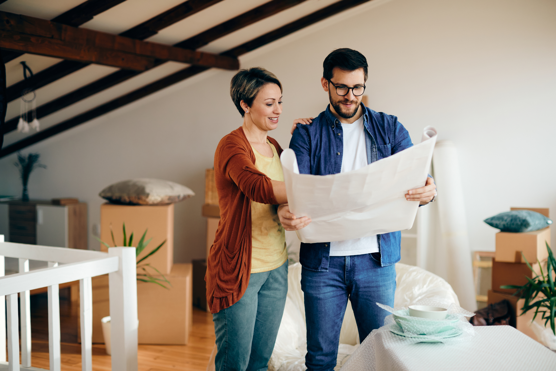 Un jeune couple qui regarde les plans de leur nouvelle maison