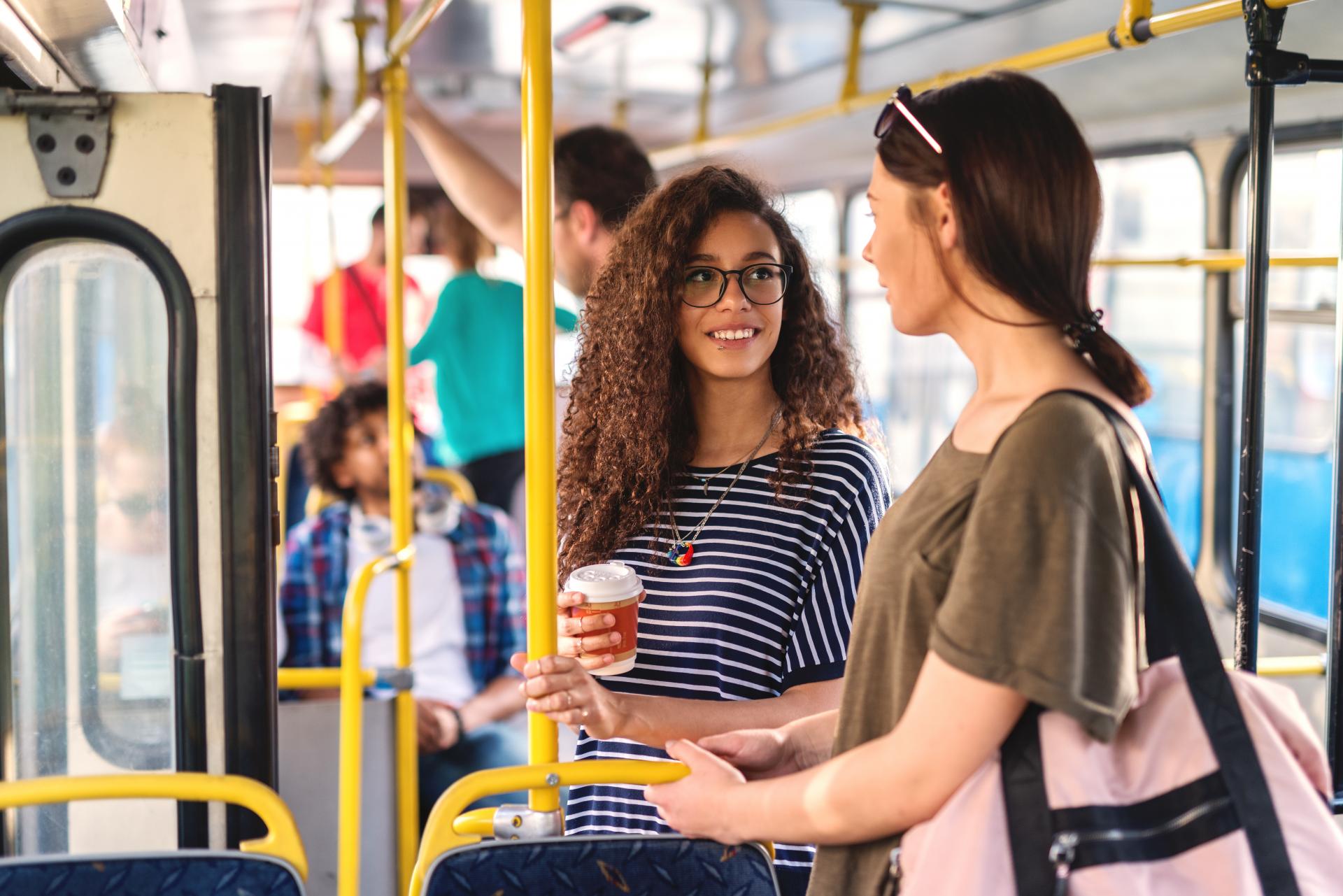 Deux jeunes femmes dans un bus