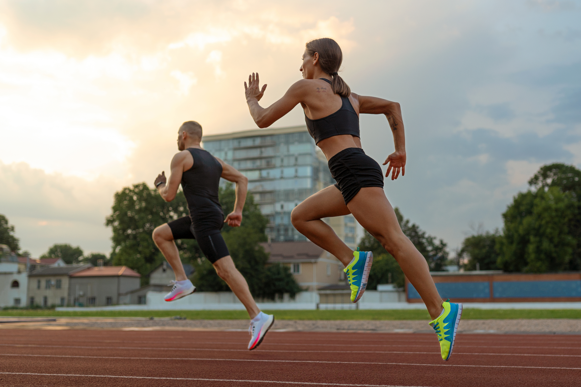 Un homme et une femme courant sur une piste de course