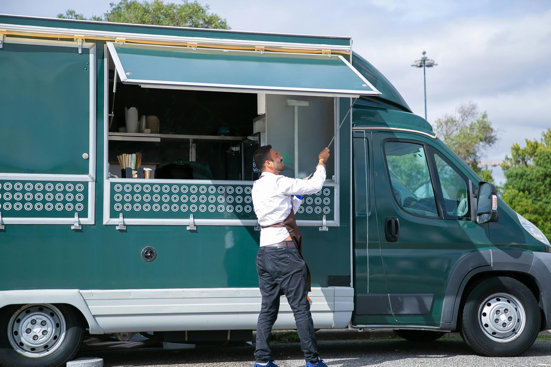 Un homme installe un foodtruck
