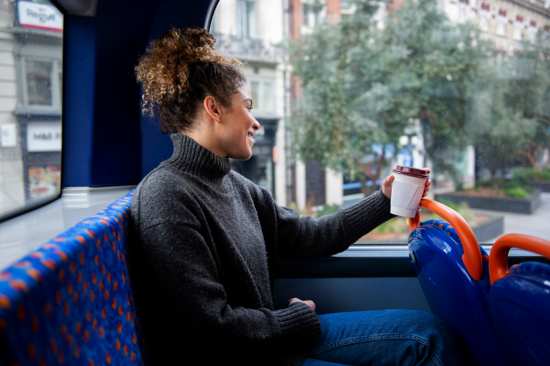 Jeune femme dans un bus de ville