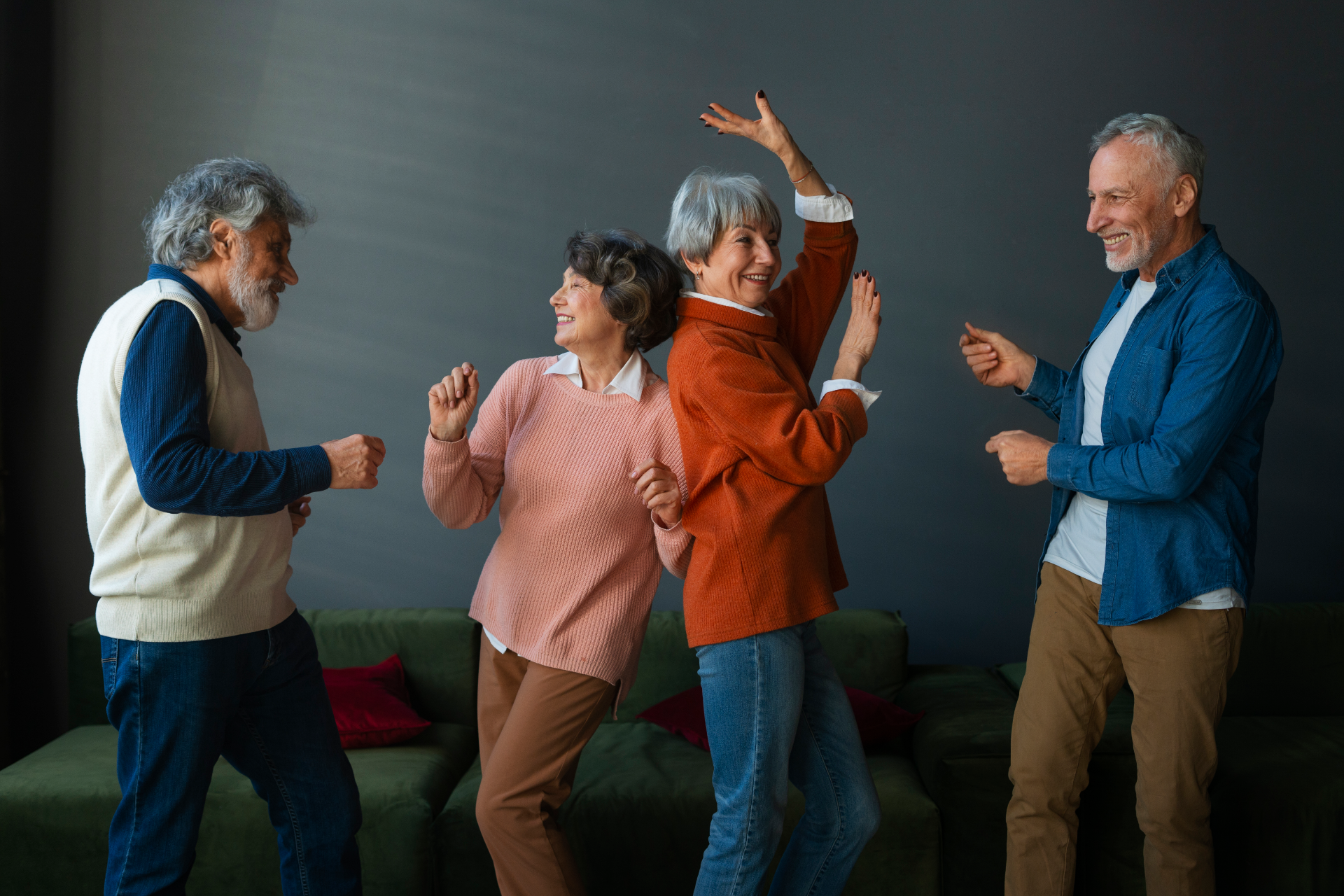 Des séniors en train de danser