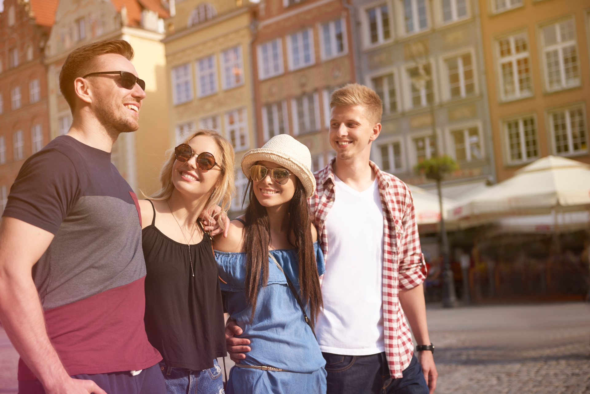 Un groupe d'amis se promenant en ville