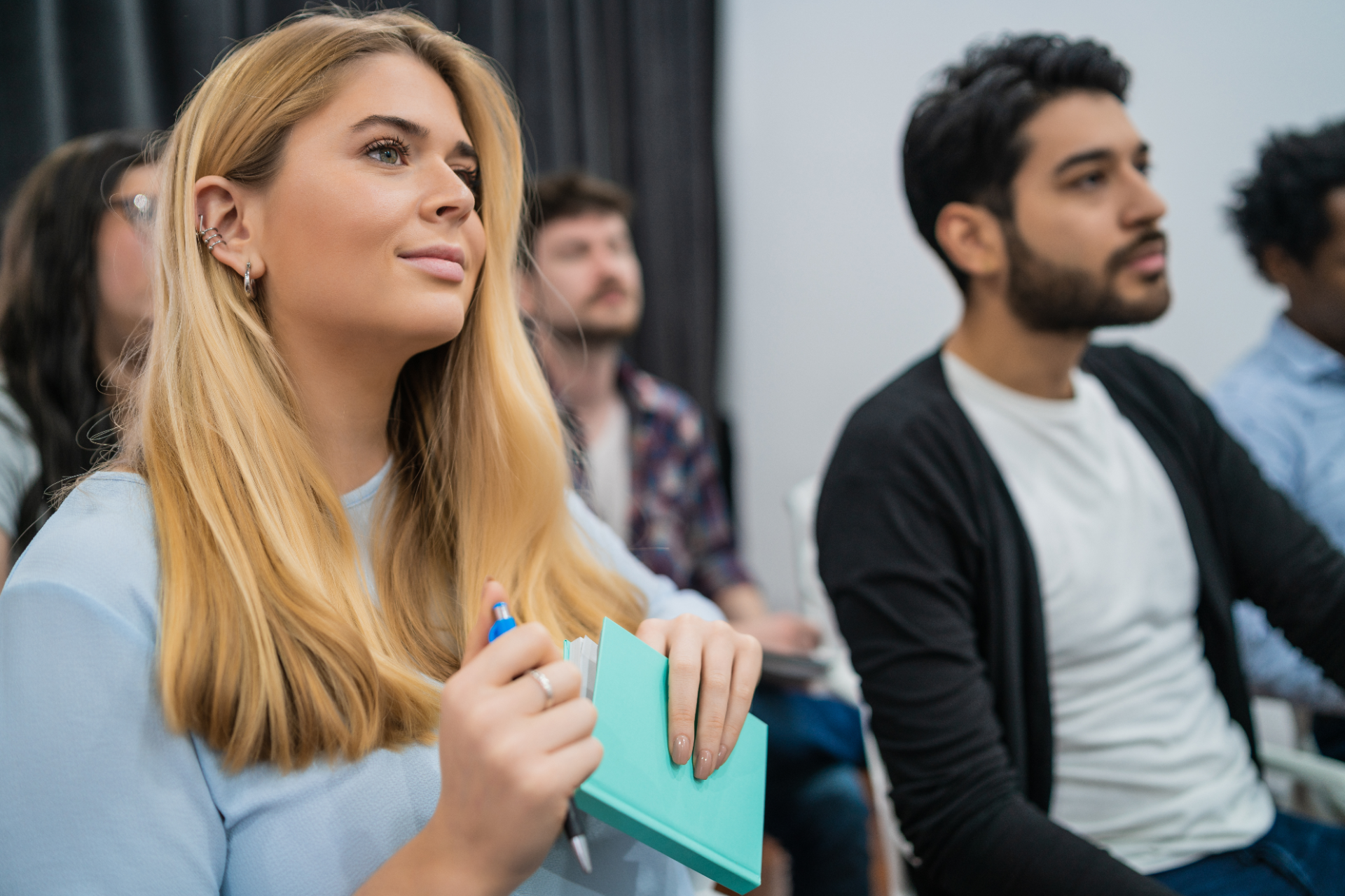 Un groupe de personnes assistant à une conférence