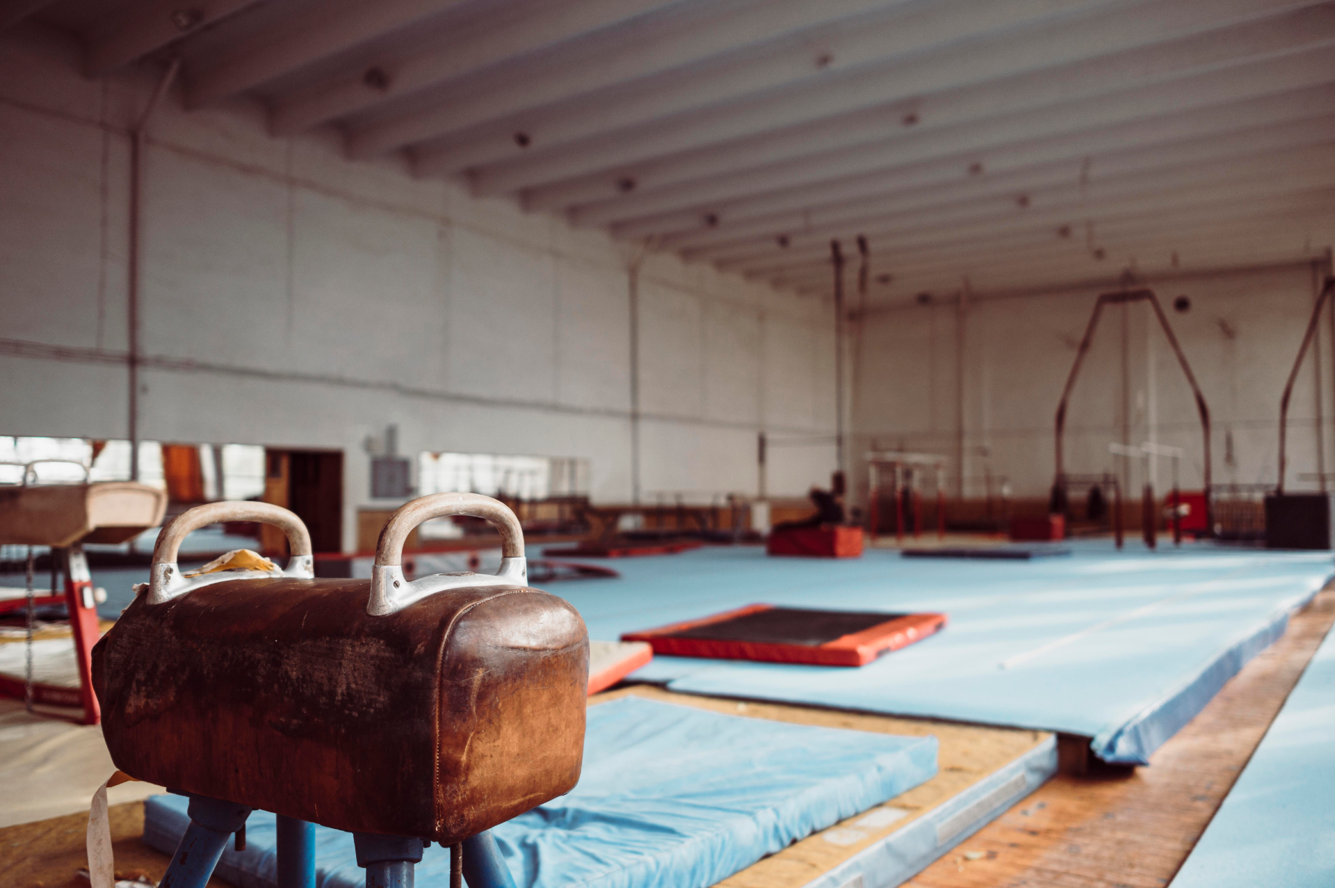 L'intérieur d'un gymnase avec des équipements sportifs