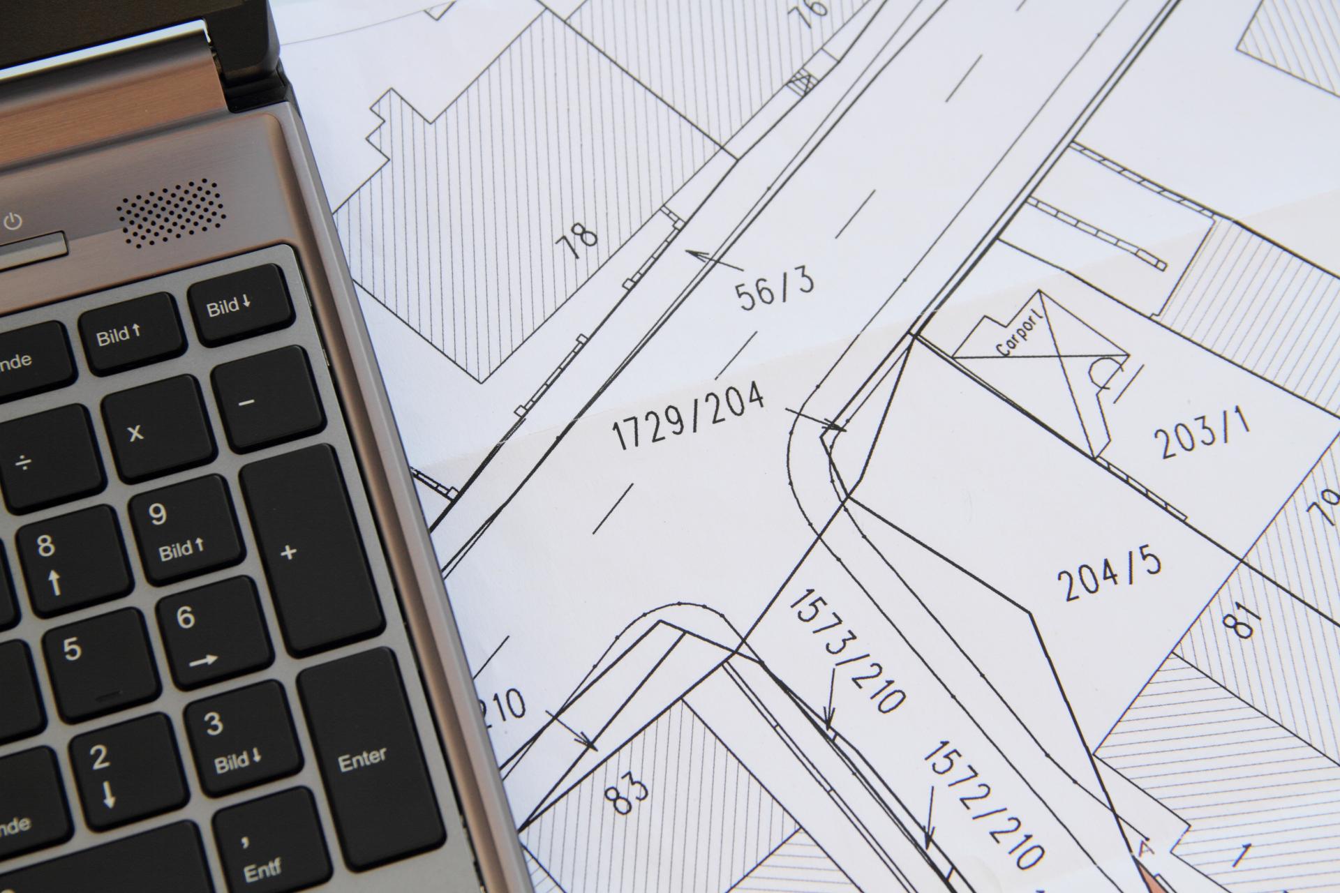 Une calculatrice sur un plan cadastral