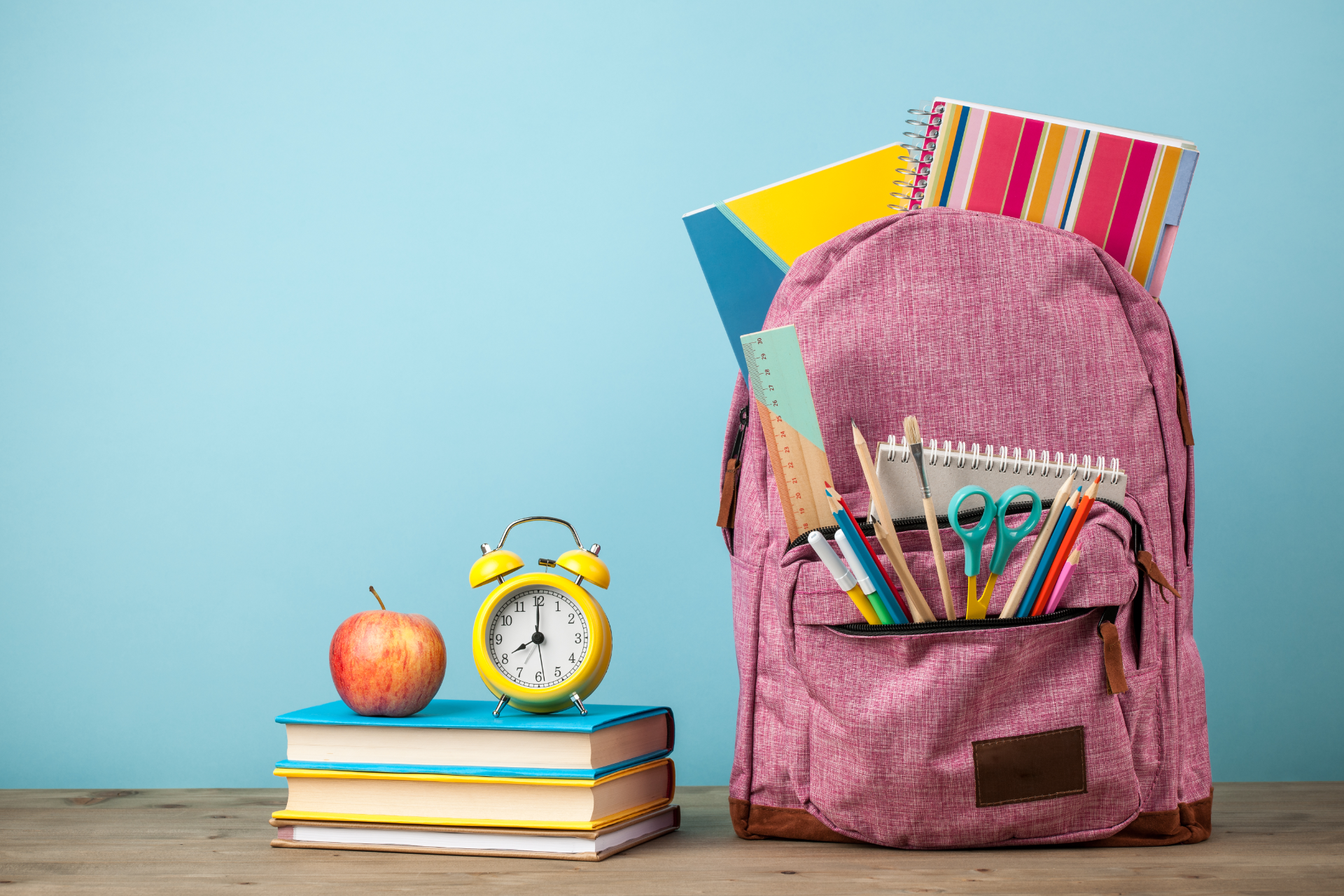 Un cartable avec des fournitures scolaires