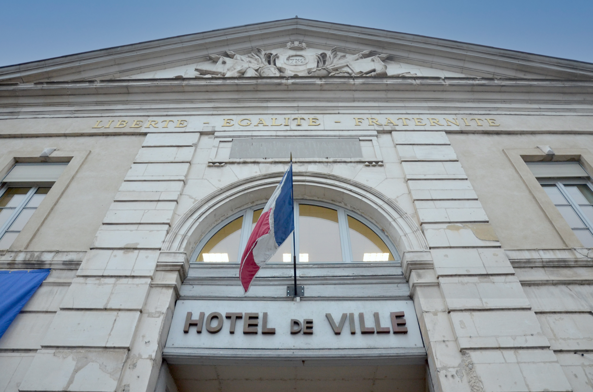 La façade de la mairie vue d'en bas