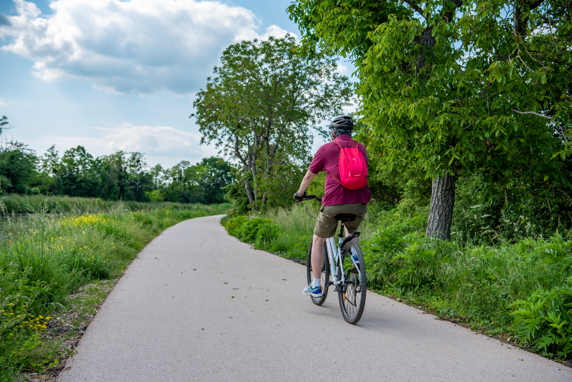 Un cycliste à vélo sur une route de campagne