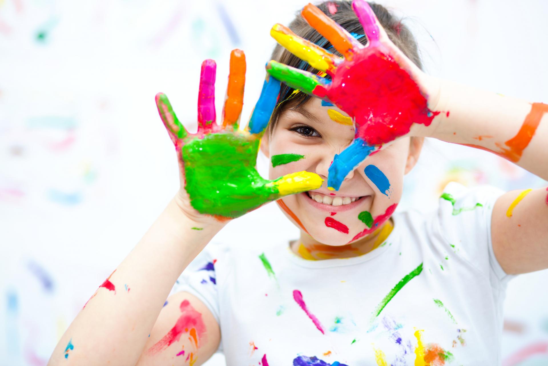 Une petite fille avec de la peinture sur les mains